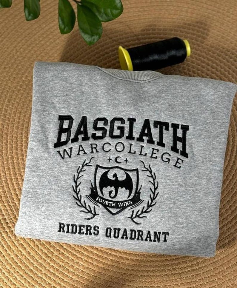 Basgiath War College Crewneck – Embroidered sweatshirt inspired by Fourth Wing, perfect for fantasy lovers and bookish style.