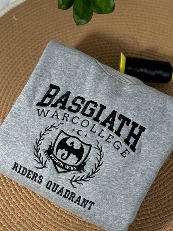 Basgiath War College Crewneck – Embroidered sweatshirt inspired by Fourth Wing, perfect for fantasy lovers and bookish style.